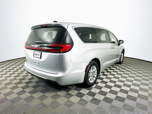 Certified 2024 Chrysler Pacifica Touring-L image 11