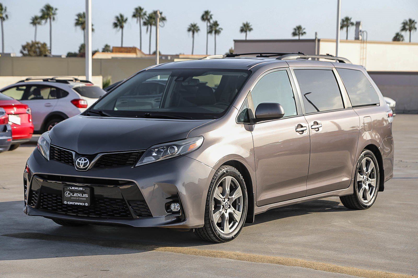 Used 2019 Toyota Sienna SE Premium w/ Carpet Mat Package FWD image 3