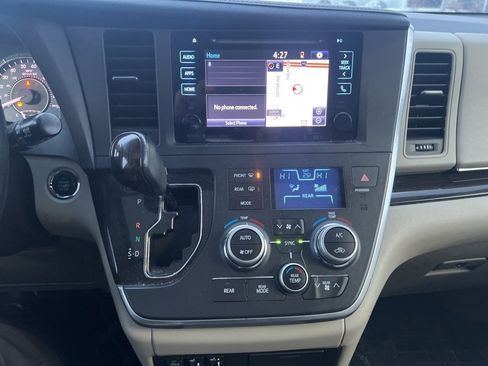 Used 2016 Toyota Sienna XLE image 19