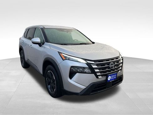 Used 2024 Nissan Rogue SV image 9