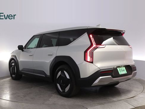 Used 2024 Kia EV9 Light Long Range RWD image 17
