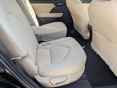 Used 2023 Toyota Highlander XLE image 18
