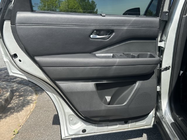 Certified 2025 Nissan Pathfinder Platinum FWD image 24