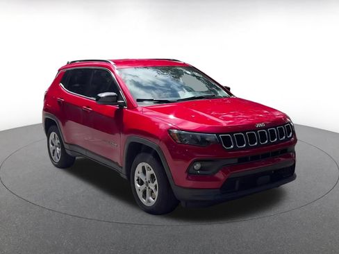 Used 2025 Jeep Compass Latitude AWD/4WD image 3