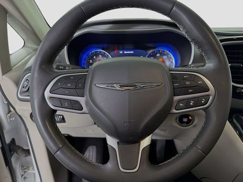 Used 2023 Chrysler Pacifica Touring-L FWD image 14