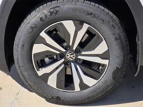 New 2026 Volkswagen Atlas SE image 8