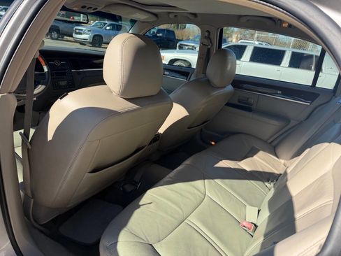 Used 2006 Lincoln Town Car Signature Limited image 8