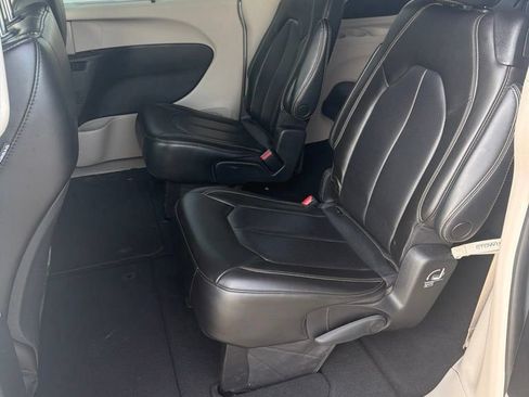 Used 2023 Chrysler Pacifica Touring-L FWD image 8