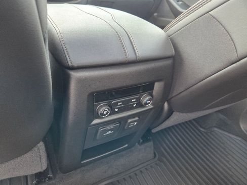 Used 2023 Chevrolet Traverse High Country FWD image 10