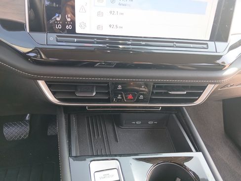 Certified 2025 Volkswagen Atlas SE FWD image 16