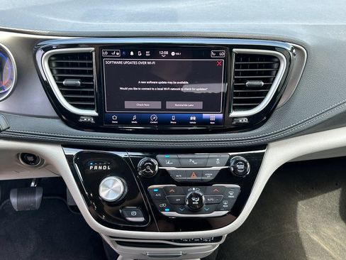Used 2023 Chrysler Pacifica Touring-L FWD image 13