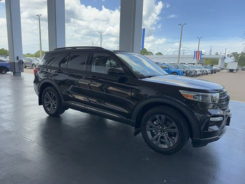 Used 2023 Ford Explorer XLT w/ Equipment Group 202A AWD/4WD image 5