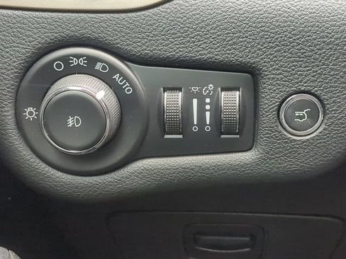 Used 2017 Jeep Cherokee Latitude w/ Comfort/Convenience Group FWD image 25