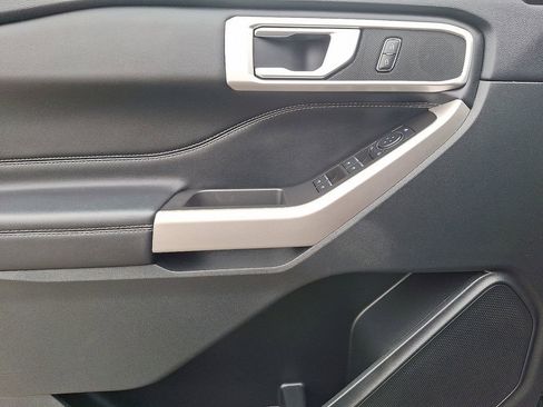 Used 2023 Ford Explorer XLT image 13