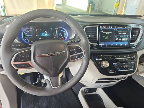 Used 2023 Chrysler Pacifica Touring-L FWD image 9