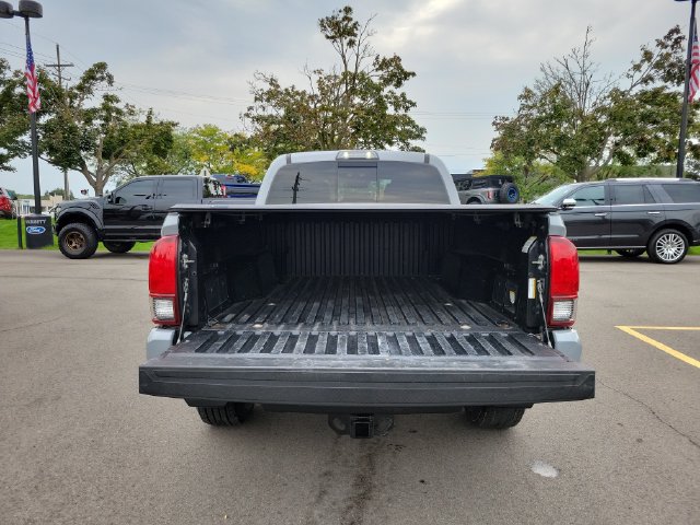 Used 2018 Toyota Tacoma TRD Sport AWD/4WD image 30