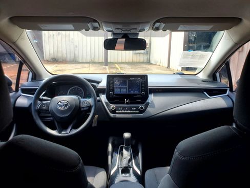 Used 2021 Toyota Corolla LE FWD image 2