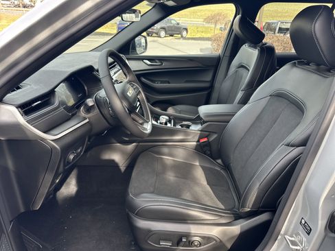 New 2025 Jeep Grand Cherokee Altitude image 12