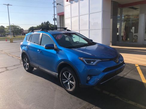 Used 2018 Toyota RAV4 XLE AWD/4WD image 3