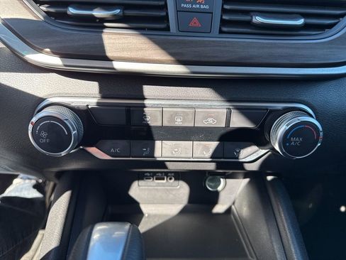Used 2025 Nissan Altima 2.5 SV FWD image 21