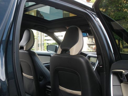 Used 2013 Volvo XC60 T6 R-Design Platinum AWD/4WD image 33