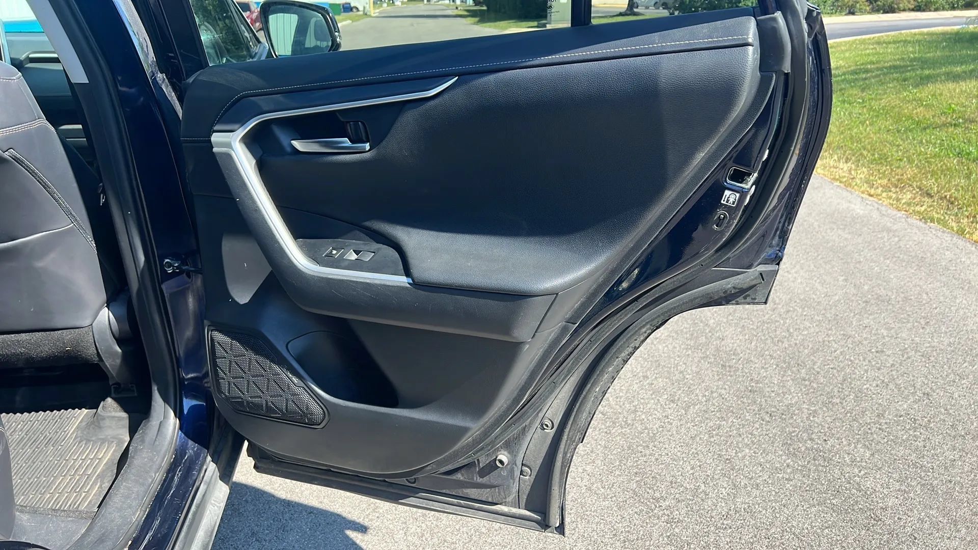 Used 2019 Toyota RAV4 Limited w/ Advanced Technology Package AWD/4WD image 16