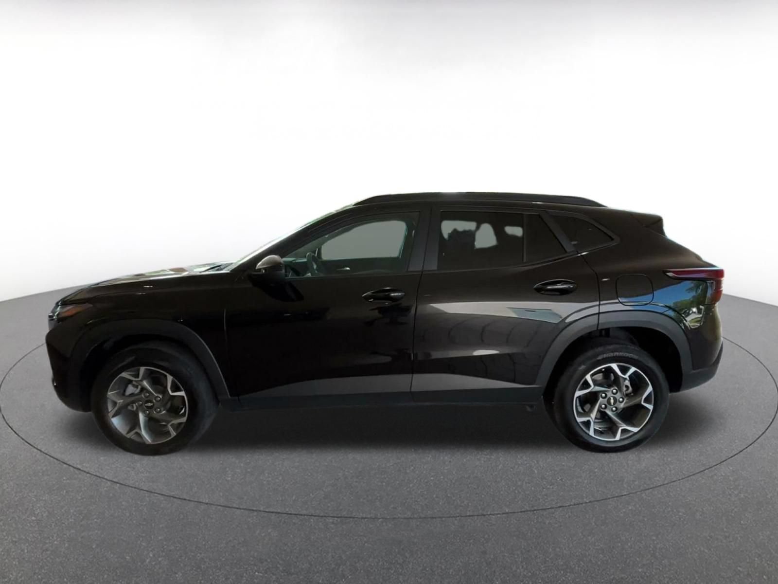 Used 2025 Chevrolet Trax LT FWD image 8