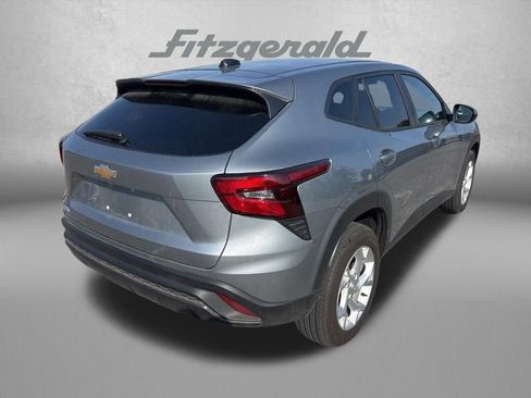 Used 2025 Chevrolet Trax LS w/ LS Convenience Package image 5