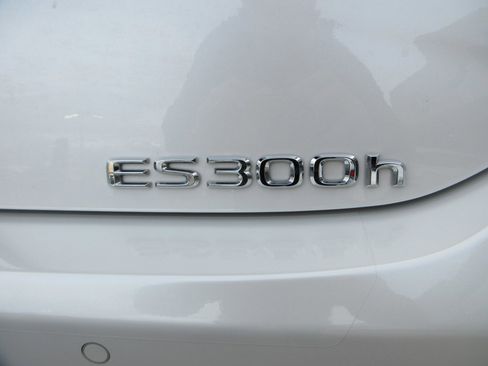 Used 2025 Lexus ES 300h w/ Premium Package image 8