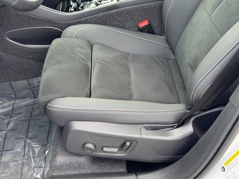 Certified 2025 Volvo XC40 B5 Plus image 25