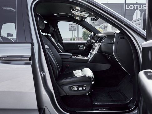 Used 2023 Rolls-Royce Cullinan AWD/4WD image 25