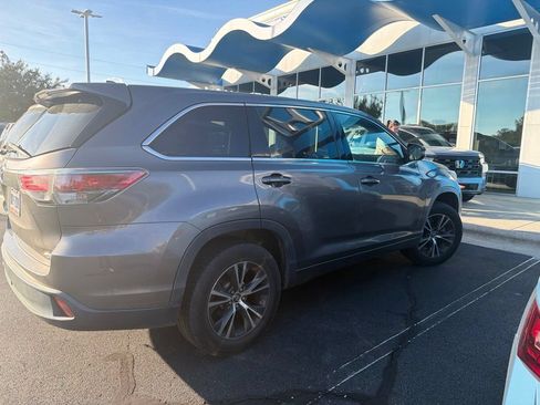 Used 2015 Toyota Highlander Plus FWD image 4
