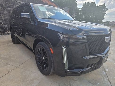 Used 2023 Cadillac Escalade Sport Platinum w/ LPO, ONYX Package image 3