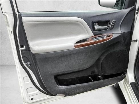Used 2016 Toyota Sienna Limited Premium image 12