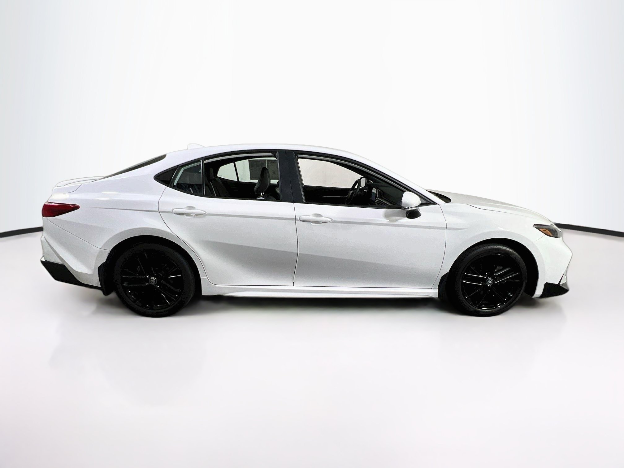 Used 2025 Toyota Camry SE AWD/4WD image 4