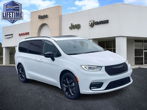 New 2026 Chrysler Pacifica Limited image 1