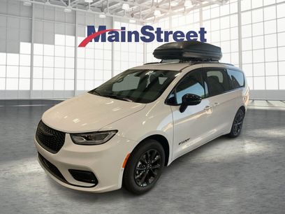 Used 2025 Chrysler Pacifica Select w/ Fav Edition Package