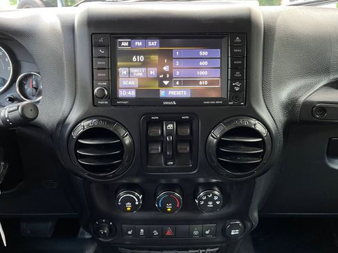 Used 2017 Jeep Wrangler Unlimited Sahara image 28