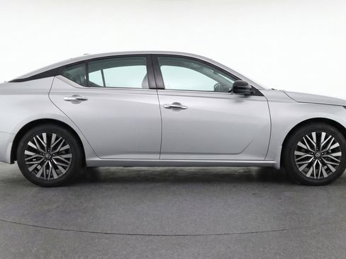 Used 2025 Nissan Altima 2.5 SV image 11