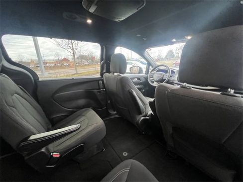 Used 2019 Chrysler Pacifica Touring Plus w/ S Appearance Package image 46