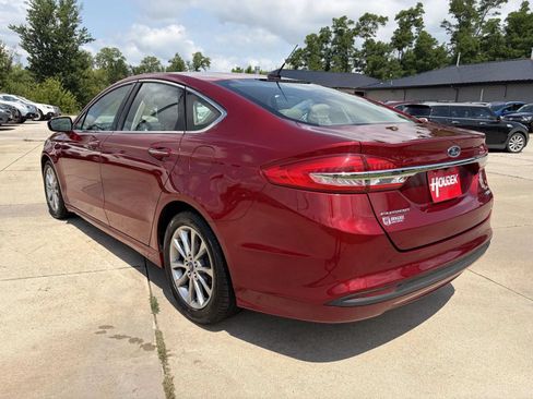 Used 2017 Ford Fusion SE w/ Fusion SE Technology Package FWD image 6