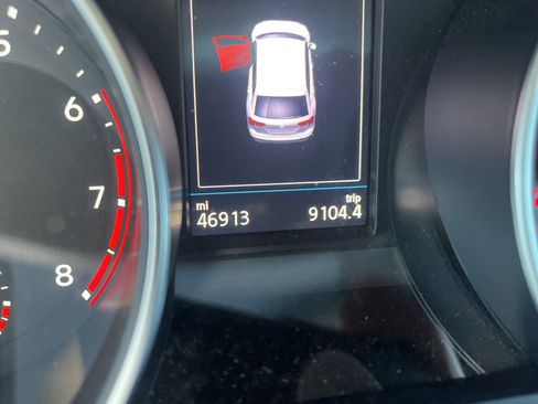 Used 2021 Volkswagen Tiguan SE w/ Panoramic Sunroof Package image 12