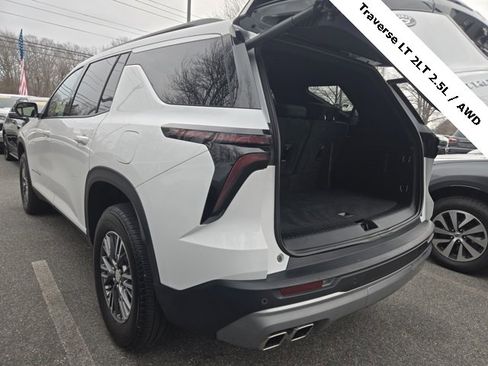 Used 2025 Chevrolet Traverse LT image 11