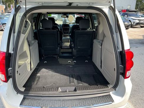 Used 2019 Dodge Grand Caravan SXT image 12