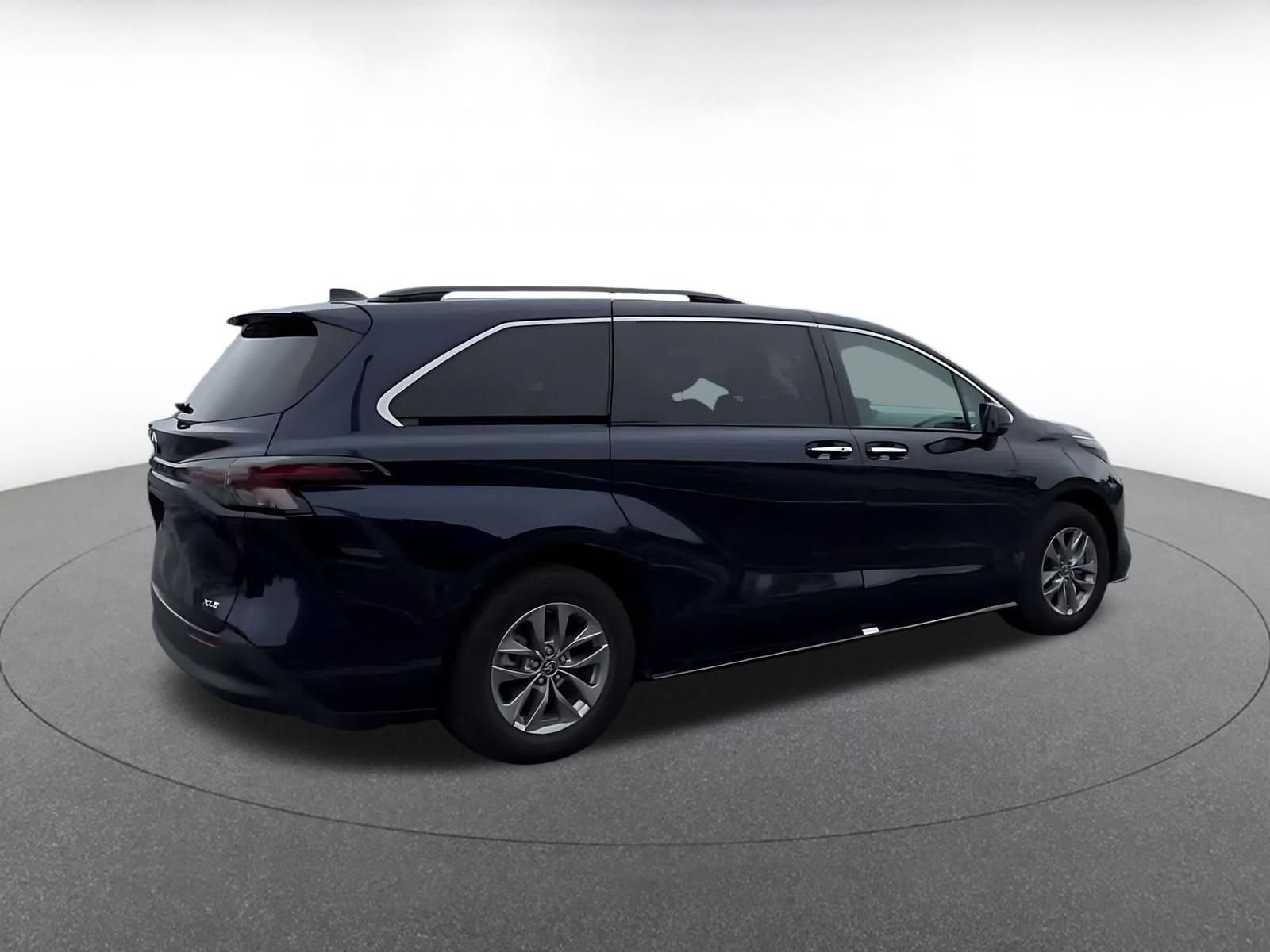 Used 2025 Toyota Sienna XLE FWD image 14