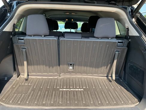 Used 2022 Toyota Highlander LE AWD/4WD image 10