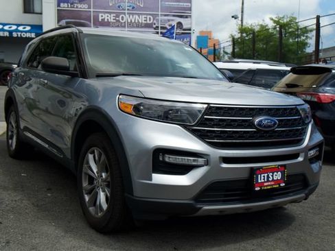 Certified 2022 Ford Explorer XLT w/ Equipment Group 202A AWD/4WD image 1