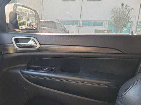 Used 2021 Jeep Grand Cherokee Laredo X image 37