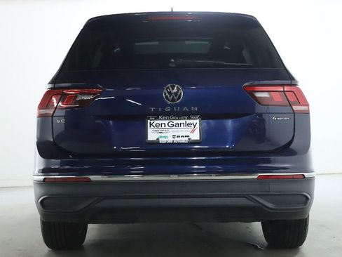 Used 2022 Volkswagen Tiguan SE w/ Panoramic Sunroof Package image 43