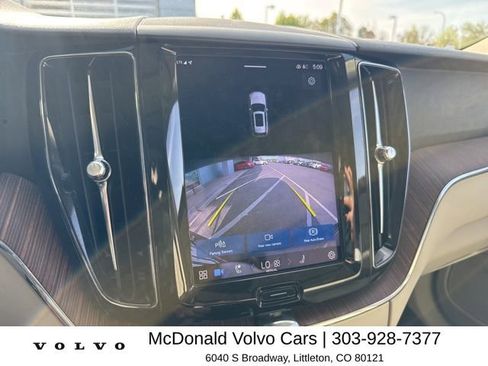 Used 2022 Volvo XC60 B5 Momentum image 7